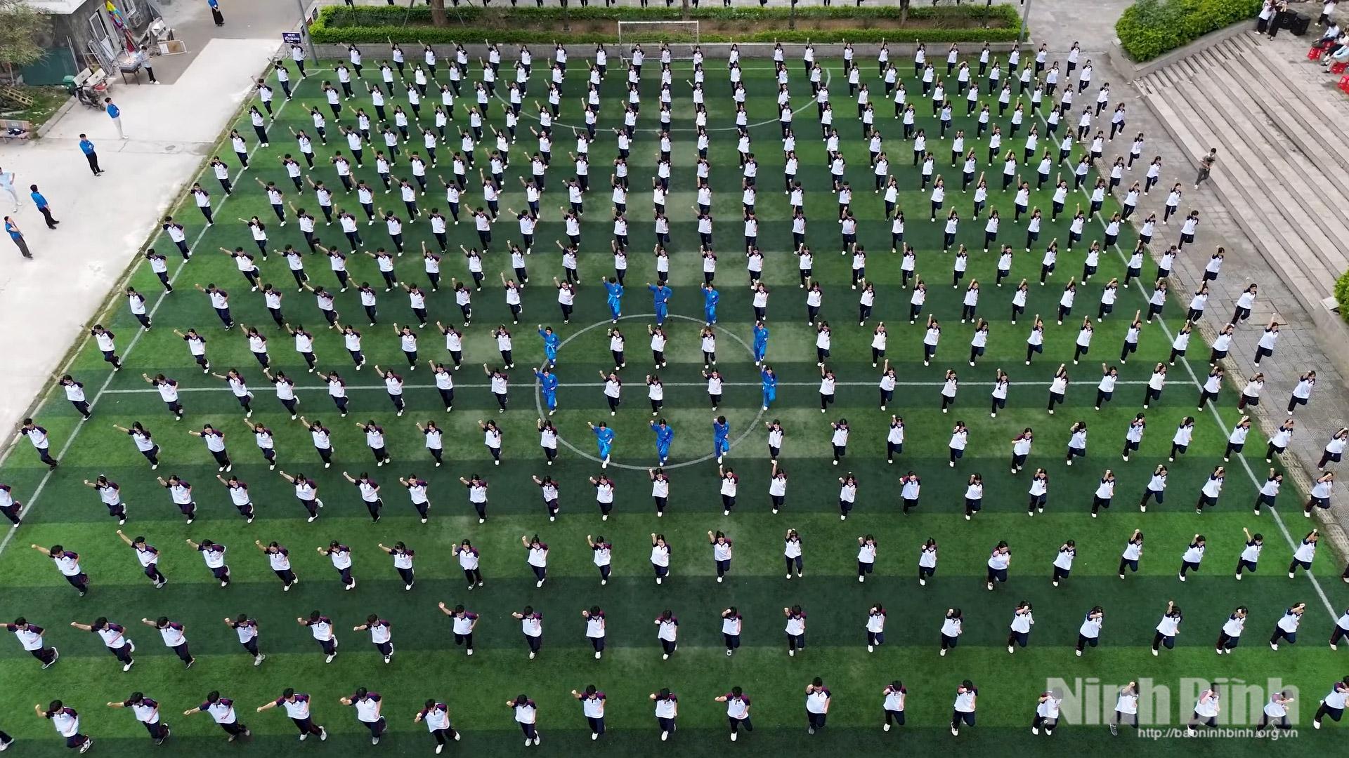 Màn đồng diễn võ nhạc Vovinam của học sinh Trường THPT chuyên Biên Hòa.