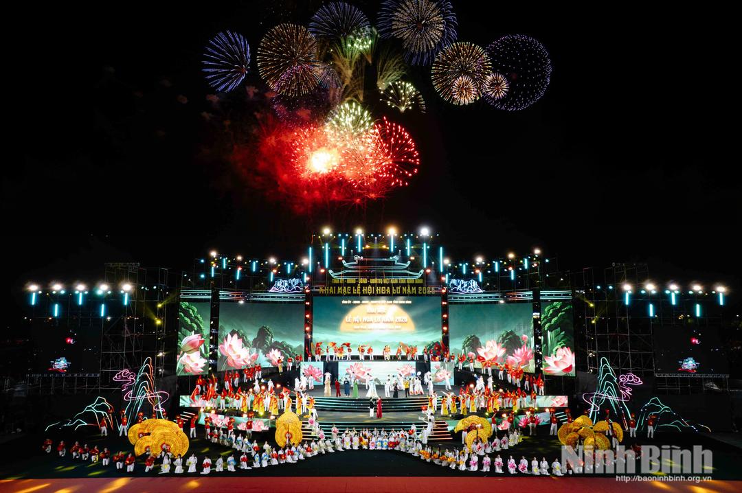 Màn pháo hoa trong đêm khai mạc Lễ hội Hoa Lư năm 2026 tạo nên không khí trang trọng, khơi dậy niềm tự hào dân tộc.