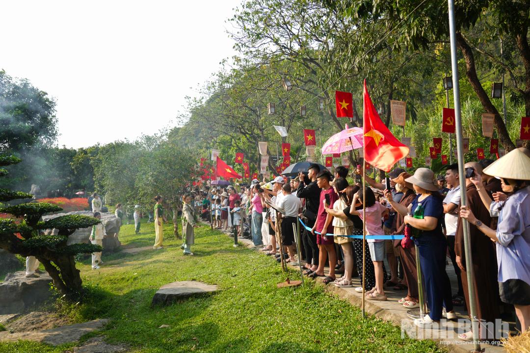 Dòng người đổ về Khu du lịch sinh thái Thung Nham ngay từ sáng sớm, tạo nên khung cảnh nhộn nhịp hiếm thấy giữa vùng sinh thái vốn yên bình.