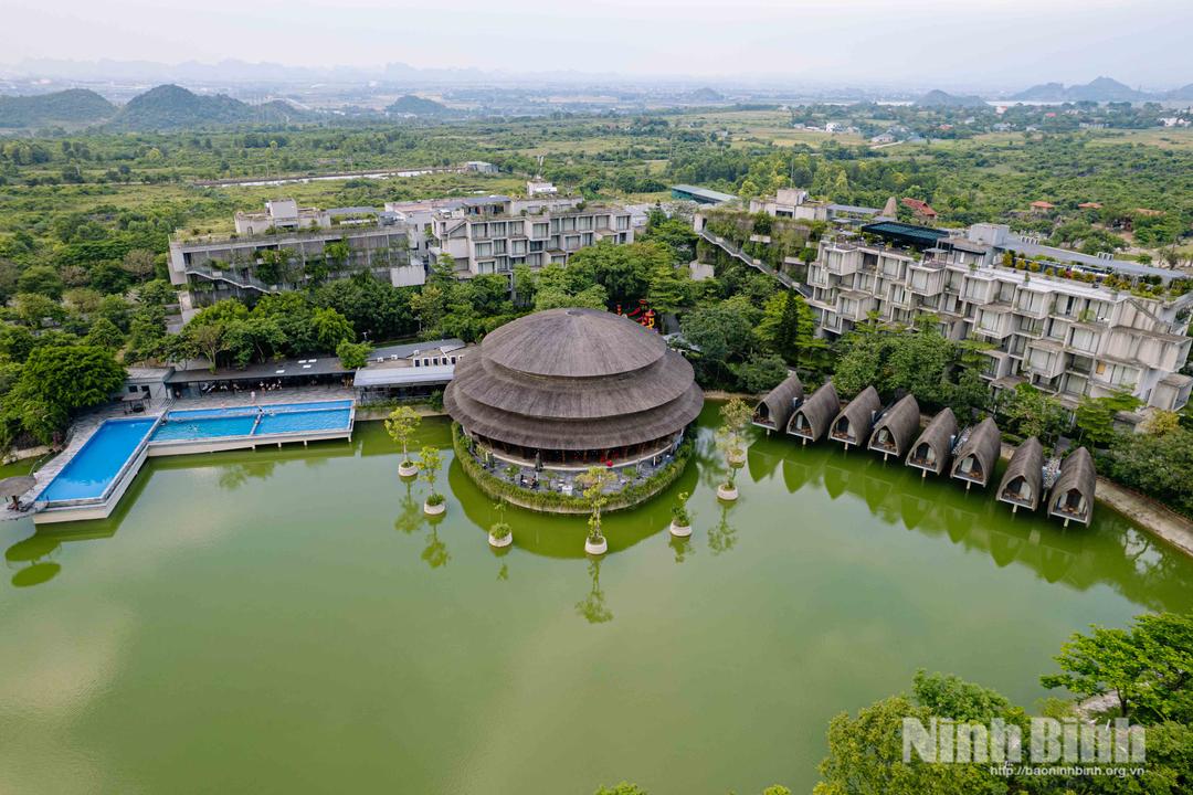 Công trình nhà tre tại Vedana Resort nổi bật giữa không gian xanh của vùng đệm Vườn Quốc gia Cúc Phương.