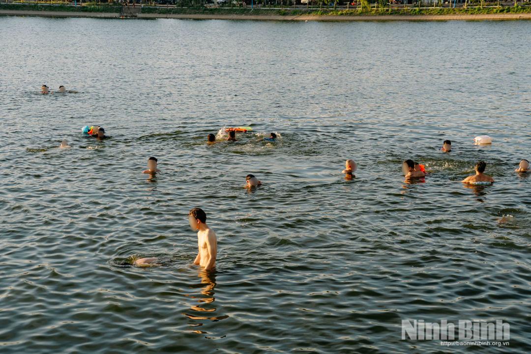 Mặc dù quanh hồ đã lắp đặt nhiều biển "Cấm bơi lội", "Mực nước sâu nguy hiểm", nhưng biển cảnh báo dường như không phát huy hiệu quả khi nhiều người vẫn ngang nhiên xuống nước.