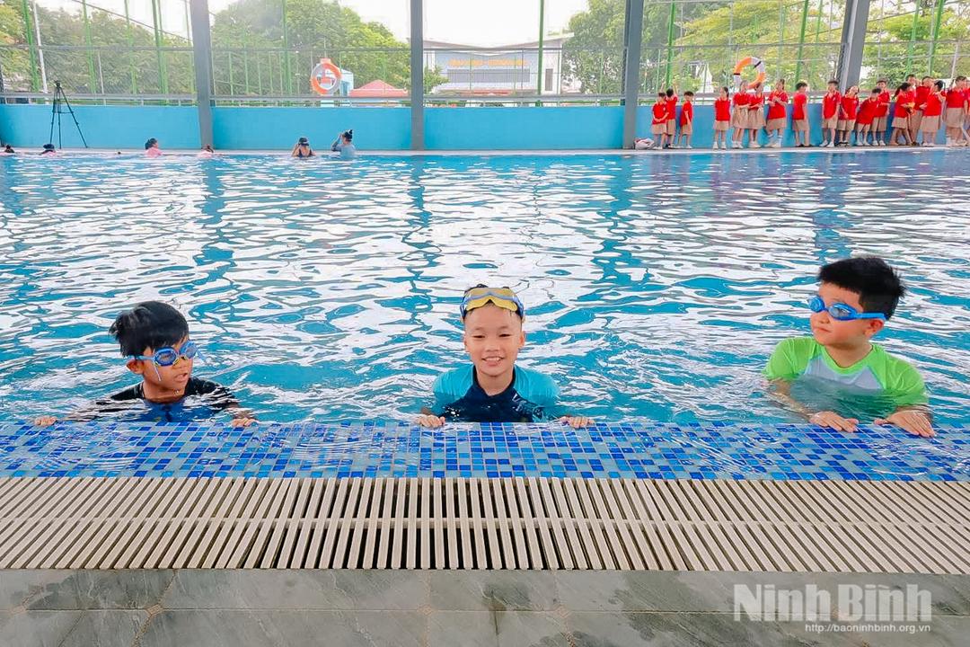 Các lớp học bơi miễn phí góp phần tạo sân chơi lành mạnh, bổ ích cho trẻ em trong dịp nghỉ hè.