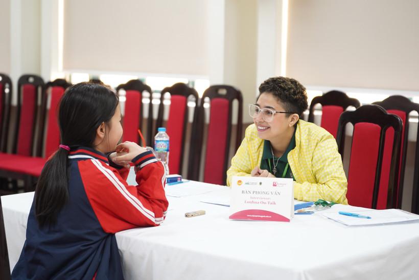 Phần thi nói trực tiếp với giáo viên nước ngoài. (Ảnh: Vietnam+).