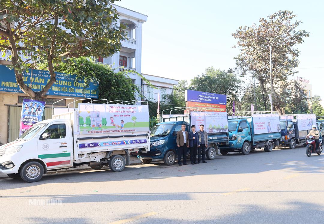 Các xe diễu hành mang pano, khẩu hiệu tuyên truyền hưởng ứng Tháng hành động quốc gia về Dân số năm 2025.