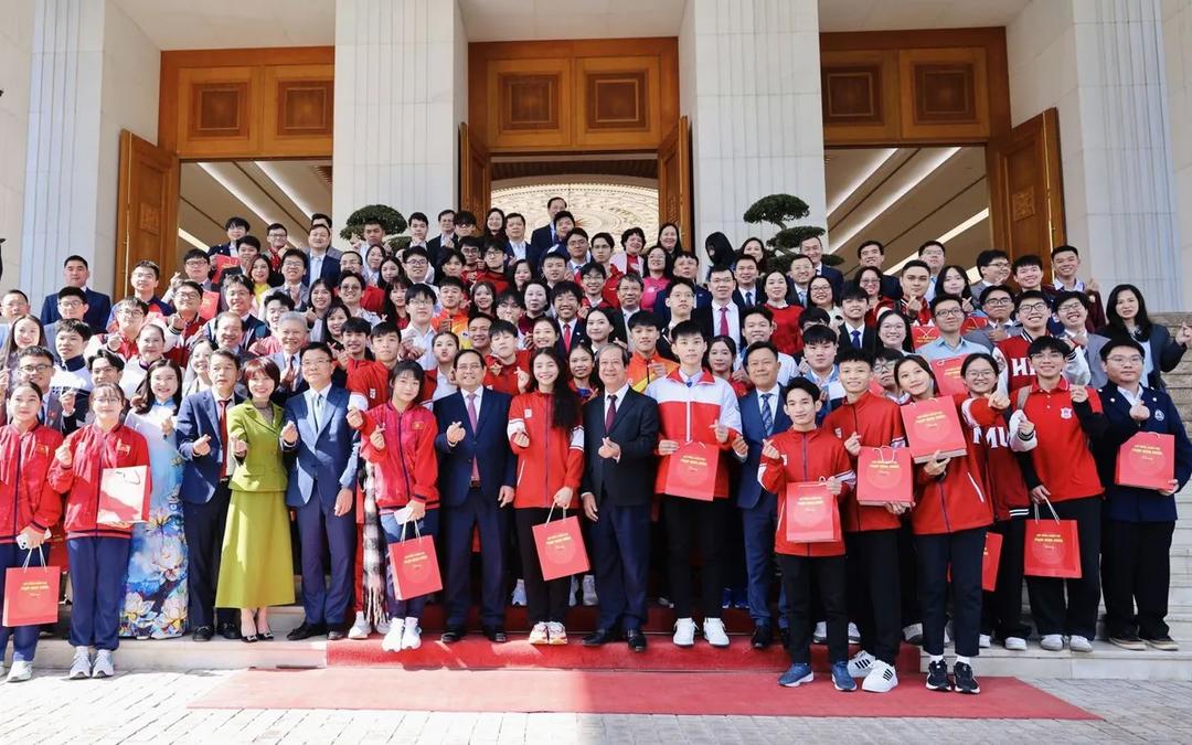 Thủ tướng Chính phủ Phạm Minh Chính và các em học sinh đoạt giải tại các kỳ thi quốc tế năm 2025.