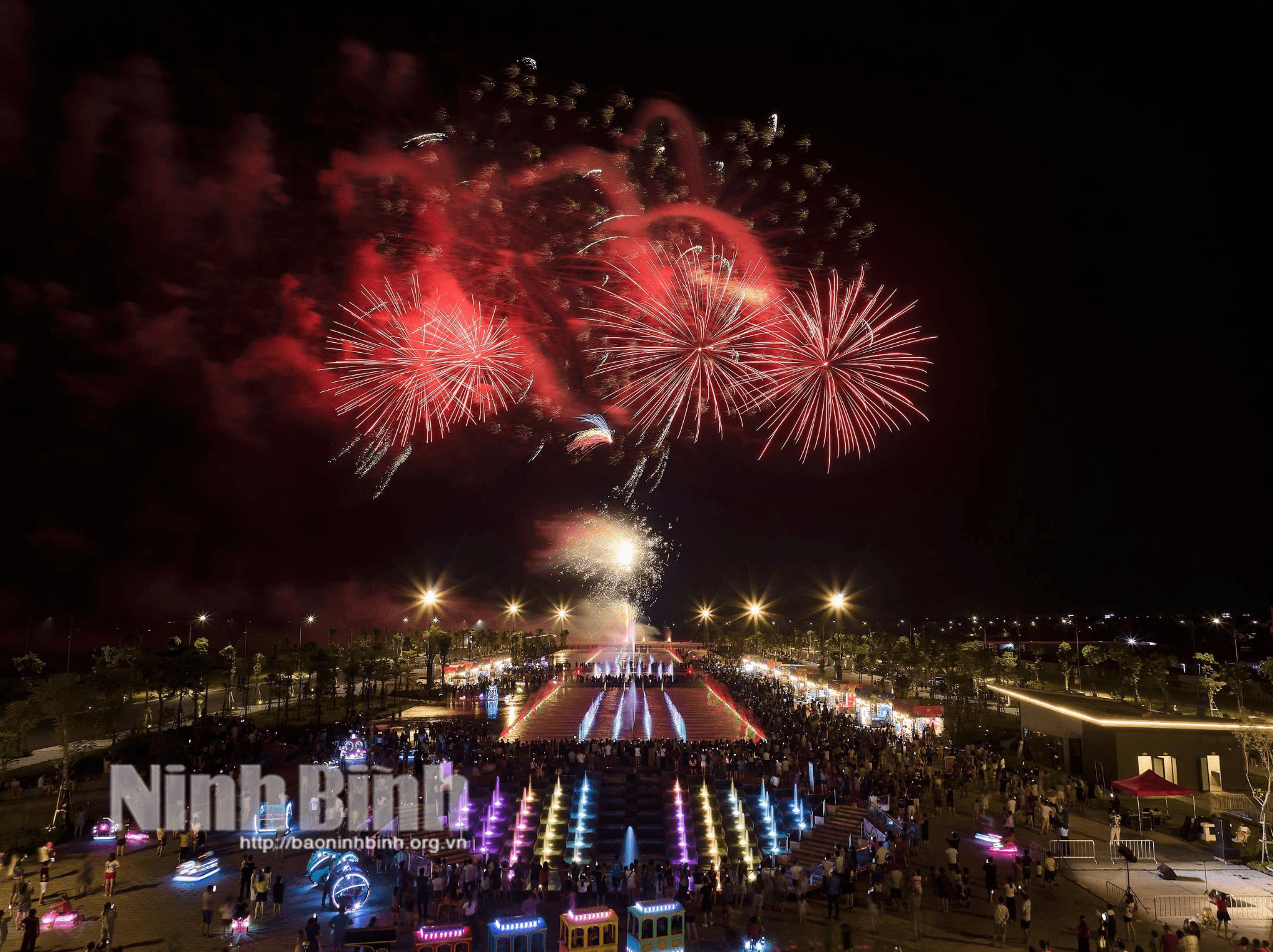 Màn bắn pháo hoa tại Quảng trường Công viên Lễ hội Sun Urban City. Ảnh: PV