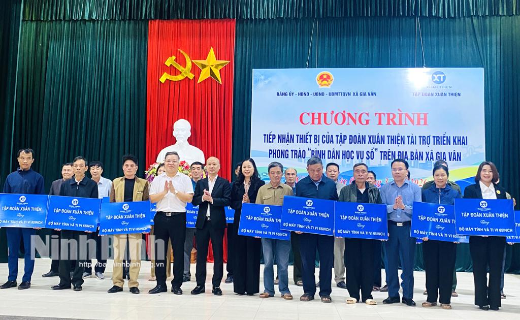 Đại diện Tập đoàn Xuân Thiện trao biển tượng trưng cho các thôn, xóm được hỗ trợ trang thiết bị.