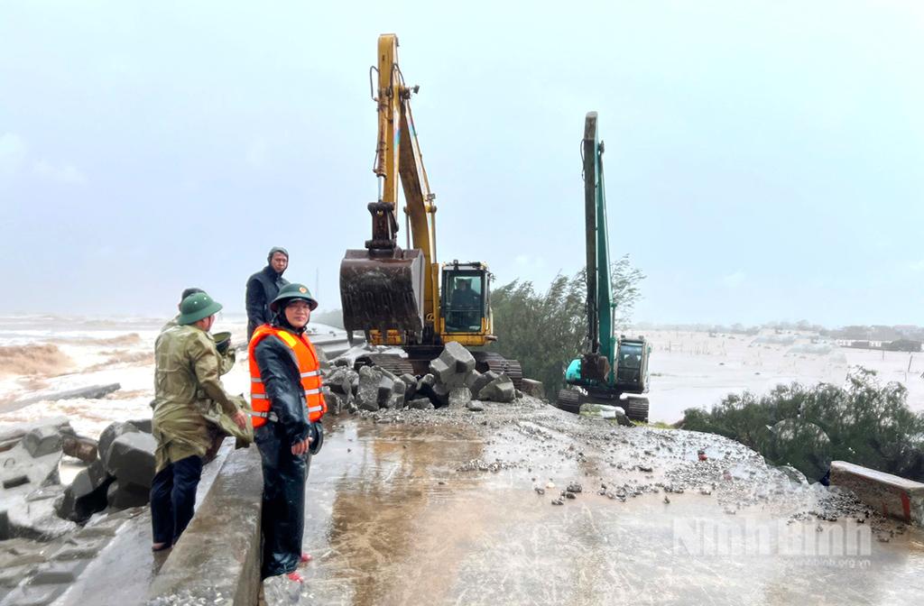 Lực lượng chức năng tổ chức khắc phục sự cố sập, sạt mái kè biển Thịnh Long III, xã Hải Thịnh. Ảnh tư liệu: Ngọc Ánh