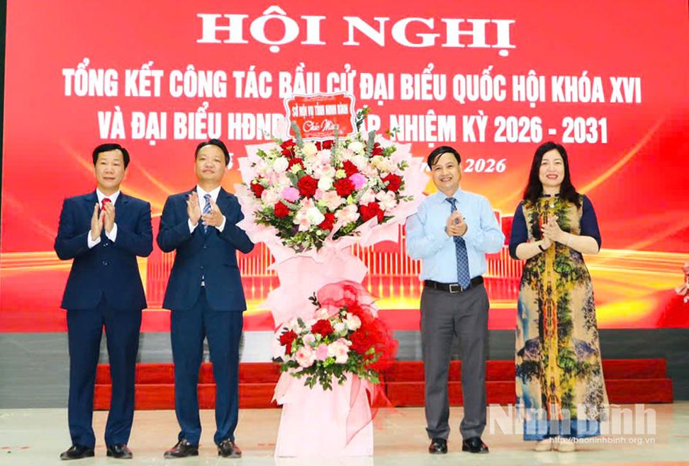 Lãnh đạo Sở Nội vụ tặng hoa chúc mừng xã Cổ Lễ tổ chức thành công cuộc bầu cử.