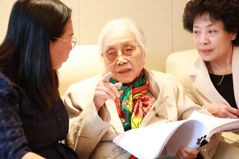 Cuốn sách của nhà ngoại giao Nguyễn Thị Bình không đơn thuần là một công trình nghiên cứu, mà còn là những trang hồi ức chân thực, giàu cảm xúc, đưa người đọc trở lại không khí sôi động và đầy thử thách của bàn đàm phán. (Ảnh: PV/Vietnam+)