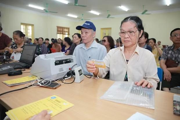 Chi trả lương hưu, trợ cấp bảo hiểm xã hội. (Ảnh: Vietnam+)