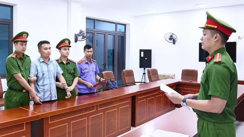 Cơ quan Cảnh sát điều tra Công an tỉnh Tuyên Quang thi hành Lệnh giữ người đối với Nguyễn Hà Duy, giáo viên Trường THPT chuyên Tuyên Quang để điều tra.