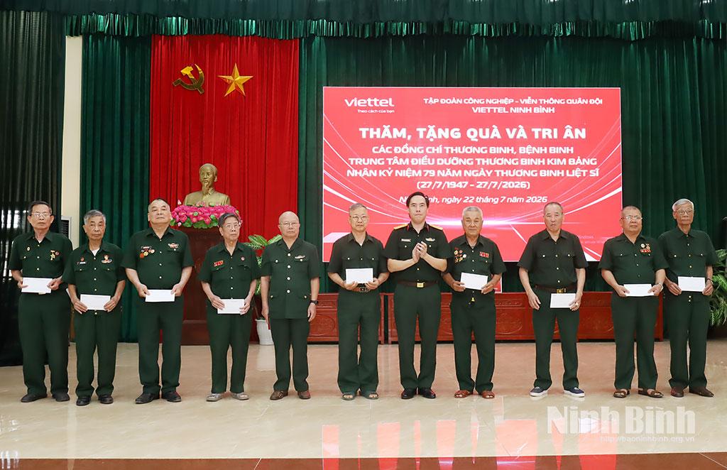 Lãnh đạo Viettel Ninh Bình trao quà cho các thương binh tại Trung tâm Điều dưỡng thương binh Kim Bảng.
