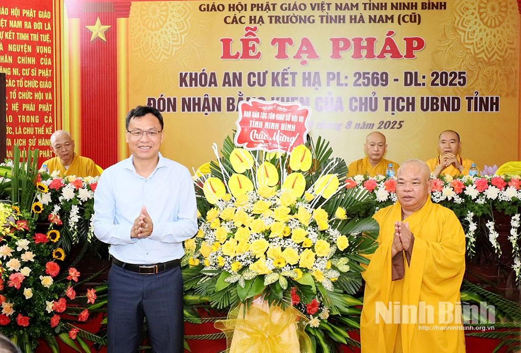 Ban Dân tộc Tôn giáo Sở Nội vụ tặng hoa chúc mừng.
