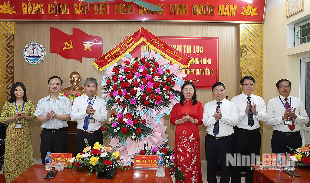 Đồng chí Đinh Thị Lụa, Phó Bí thư Thường trực Tỉnh ủy tặng hoa chúc mừng trường THPT Gia Viễn C.