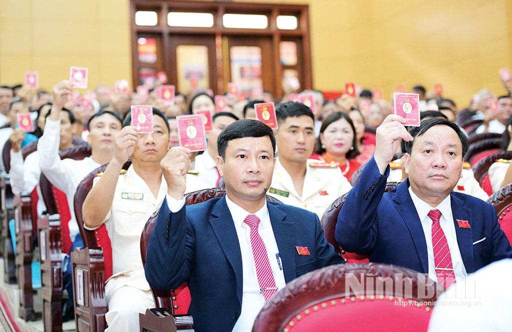 Các đại biểu biểu quyết thông qua Nghị quyết Đại hội đại biểu Đảng bộ xã Gia Viễn nhiệm kỳ 2025-2030.