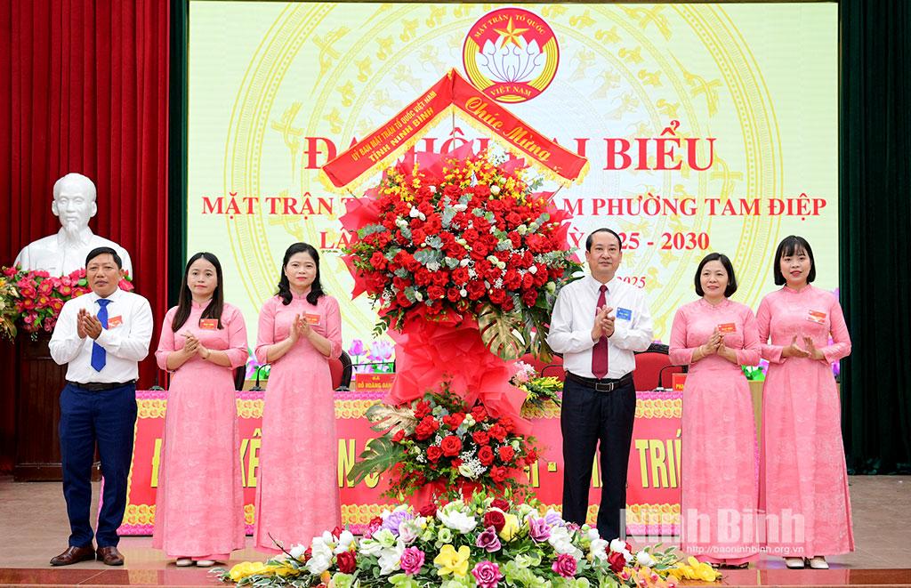 Đồng chí Mai Văn Tuất, Phó Bí thư Tỉnh ủy, Chủ tịch Ủy ban MTTQ Việt Nam tỉnh tặng hoa chúc mừng Đại hội.
