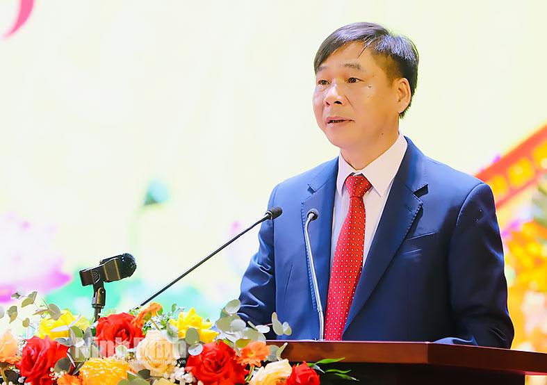 Đồng chí Nguyễn Anh Chức, Ủy viên Ban Thường vụ Tỉnh ủy, Phó Chủ tịch UBND tỉnh, Phó Chủ tịch thứ nhất Hội đồng Thi đua - Khen thưởng tỉnh trình bày Báo cáo tóm tắt tổng kết phong trào thi đua yêu nước và công tác khen thưởng giai đoạn 2020-2025; phương hướng, nhiệm vụ giai đoạn 2025-2030.