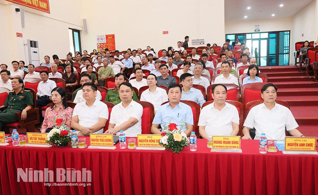 Các đại biểu dự tiếp xúc cử tri tại xã Tân Thanh.