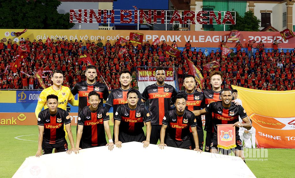 Đội hình ra sân của chủ nhà Ninh Bình FC.