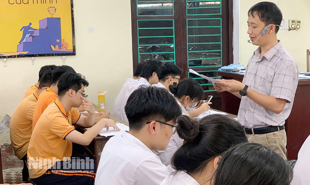 Thầy và trò Trường THPT B Nguyễn Huệ trong giờ học.
