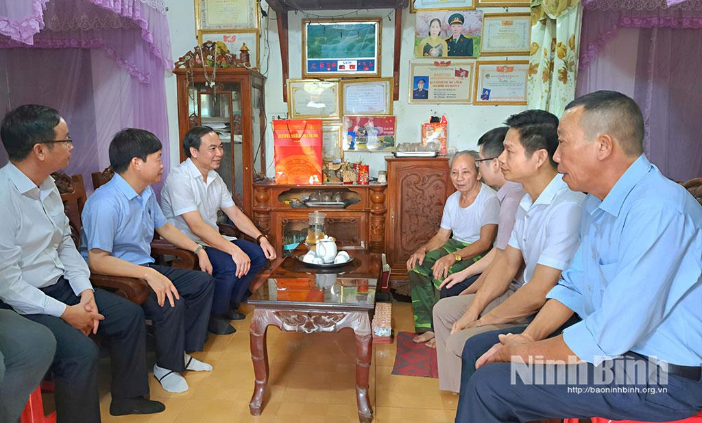 Đồng chí Đặng Anh Tuấn, Tỉnh uỷ viên, Phó Trưởng ban Tuyên giáo và Dân vận Tỉnh uỷ thăm, tặng quà ông Nguyễn Đình Tân, 78 tuổi, là người cao tuổi có uy tín, ở tổ dân phố Đồng Thanh, phường Yên Sơn.