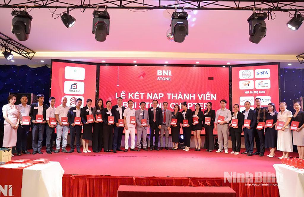 Trao quyết định kết nạp các thành viên Chapter BNI Stone tại Ninh Bình.