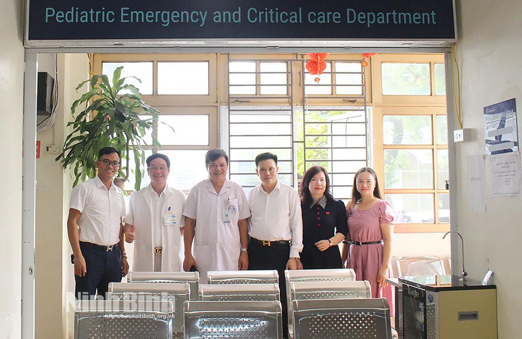 Hội Doanh nhân trẻ tỉnh tặng 5 dãy ghế băng chờ cho bệnh nhân tại Bệnh viện Đa khoa Hà Nam.