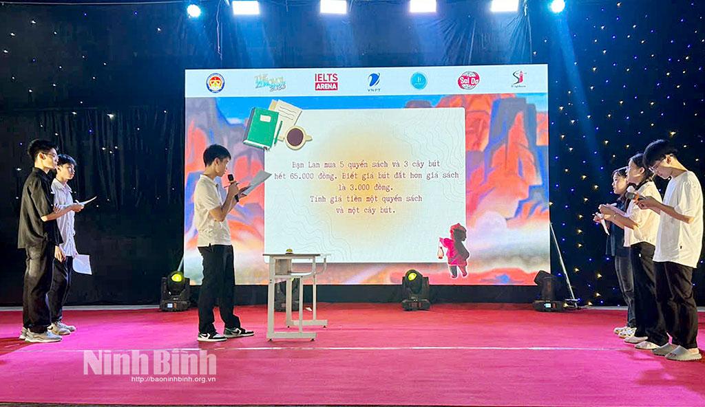 Phần thi đố vui về Toán học thu hút các em học sinh hào hứng tham gia.