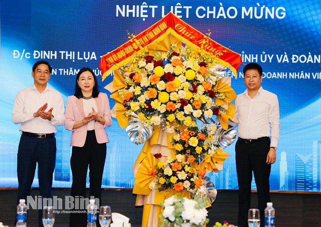 Đồng chí Đinh Thị Lụa, Phó Bí thư Thường trực Tỉnh ủy và Đoàn công tác của tỉnh đến thăm, tặng hoa chúc mừng Công ty Cổ phần Tập đoàn Taseco.