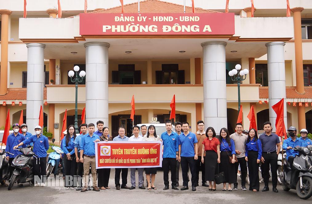 Cán bộ, viên chức Trung tâm Chuyển đổi số và Truyền thông tỉnh cùng các tổ chức đoàn thể, cán bộ, công chức, viên chức, lực lượng Công an… phường Đông A tham gia diễu hành.