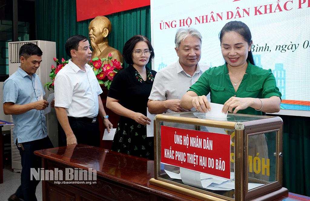 Lãnh đạo, công chức, viên chức, người lao động ngành Y tế ủng hộ Nhân dân khắc phục thiệt hại do bão. Ảnh: Minh Quang