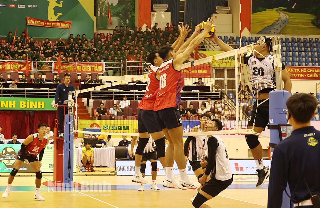 Pha tranh chấp trên lưới của các cầu thủ.