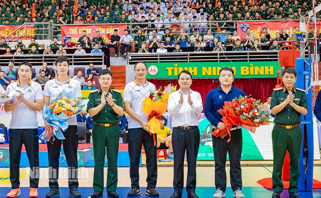 Đồng chí Đặng Xuân Phong, Ủy viên Trung ương Đảng, Bí thư Tỉnh ủy, Trưởng Đoàn đại biểu Quốc hội tỉnh cùng các đại biểu của quân đội tặng hoa chúc mừng Tổ Trọng tài và đại diện hai Đội bóng.