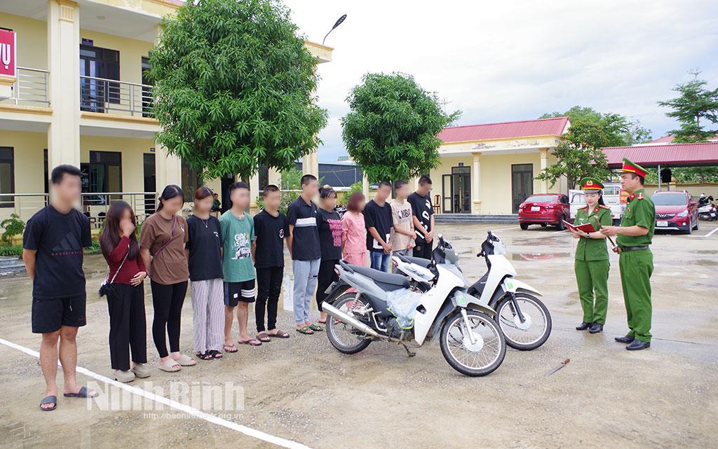Công an phường Hoa Lư triệu tập nhóm thanh, thiếu niên gây rối trật tự công cộng trên địa bàn.