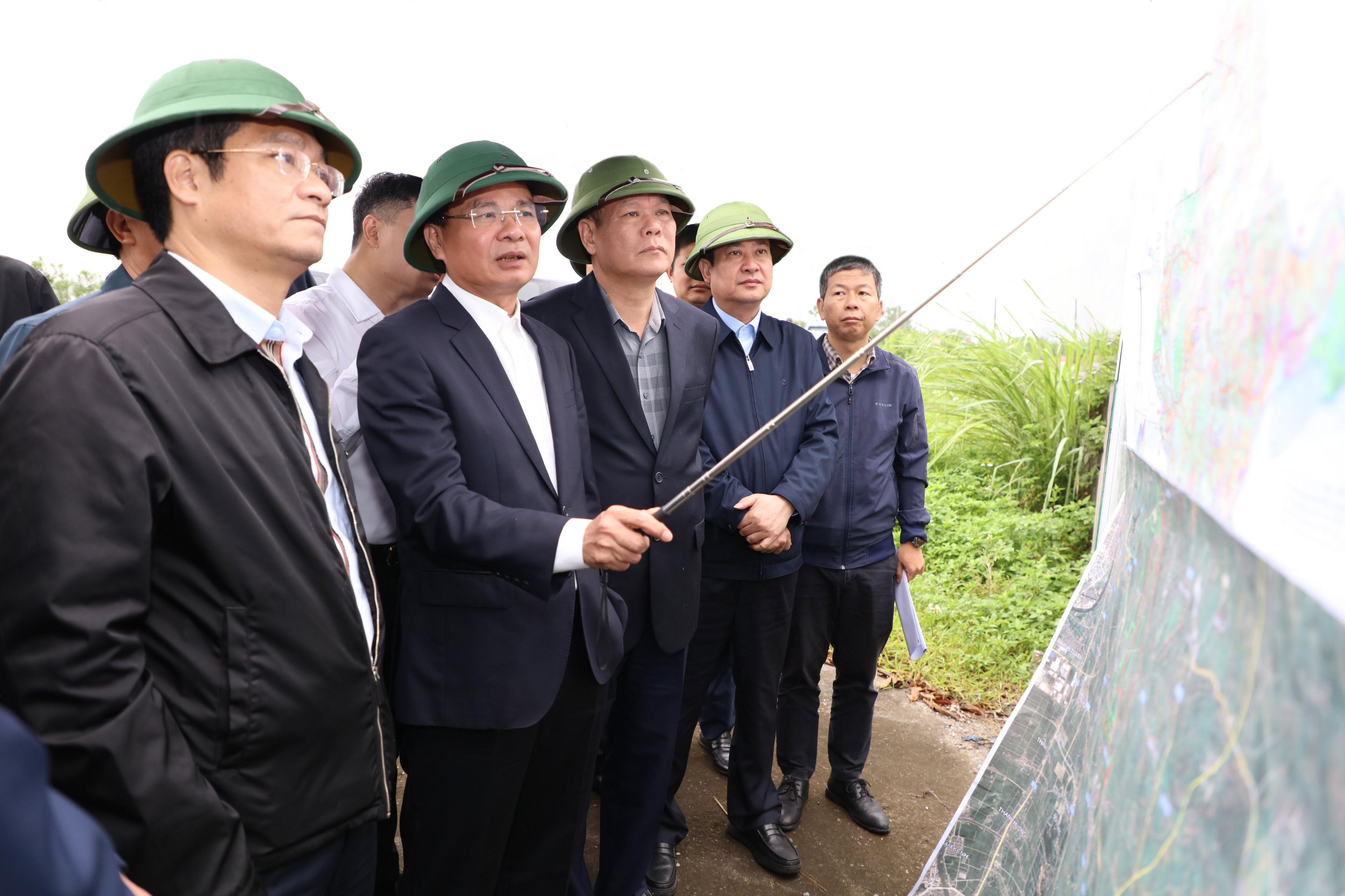 Đoàn khảo sát hiện trạng và nghe báo cáo về các vị trí dự kiến đặt Cảng hàng không quốc tế Ninh Bình vị trí 1 và 2 tại xã Bình Mỹ.