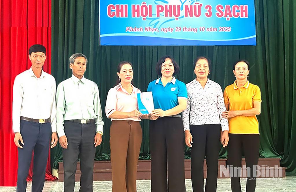 Ra mắt Ban Chủ nhiệm “Chi hội phụ nữ 3 sạch tham gia xây dựng nông thôn mới kiểu mẫu” tại xóm 12, xã Khánh Nhạc.