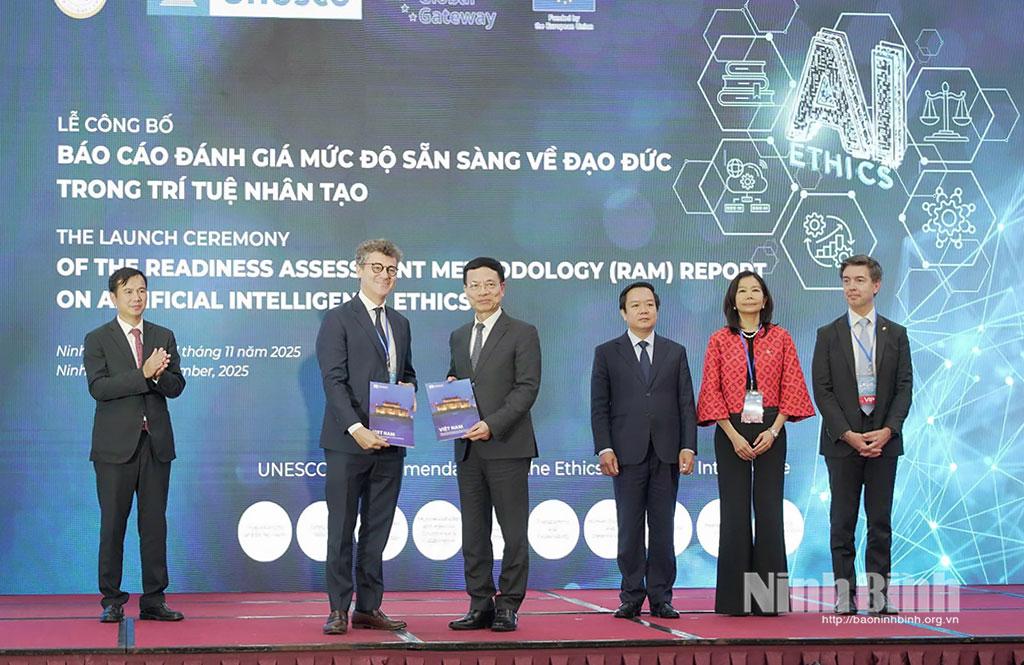 Bộ trưởng Bộ Khoa học và Công nghệ Nguyễn Mạnh Hùng nhận bàn giao biểu trưng báo cáo RAM (Báo cáo Đánh giá Mức độ Sẵn sàng về Đạo đức trong Trí tuệ Nhân tạo) từ ông Johnathan Bake, Trưởng văn phòng và đại diện UNESCO tại Việt Nam.