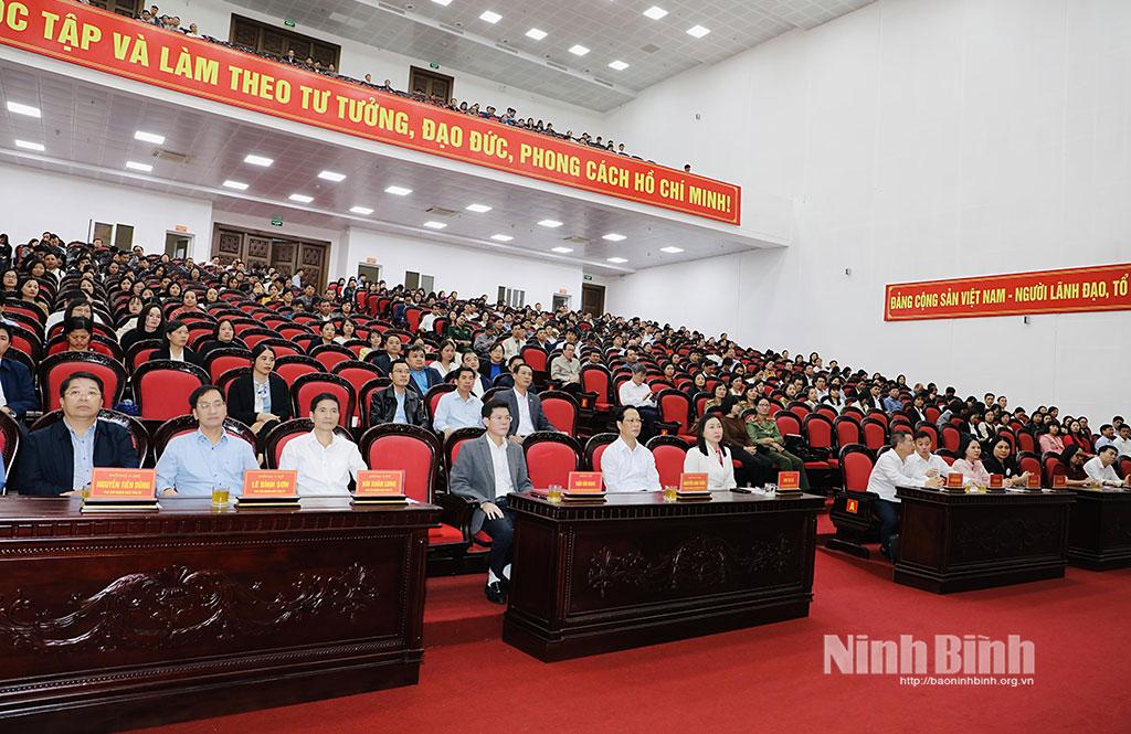 Các đại biểu dự Lễ bế giảng.