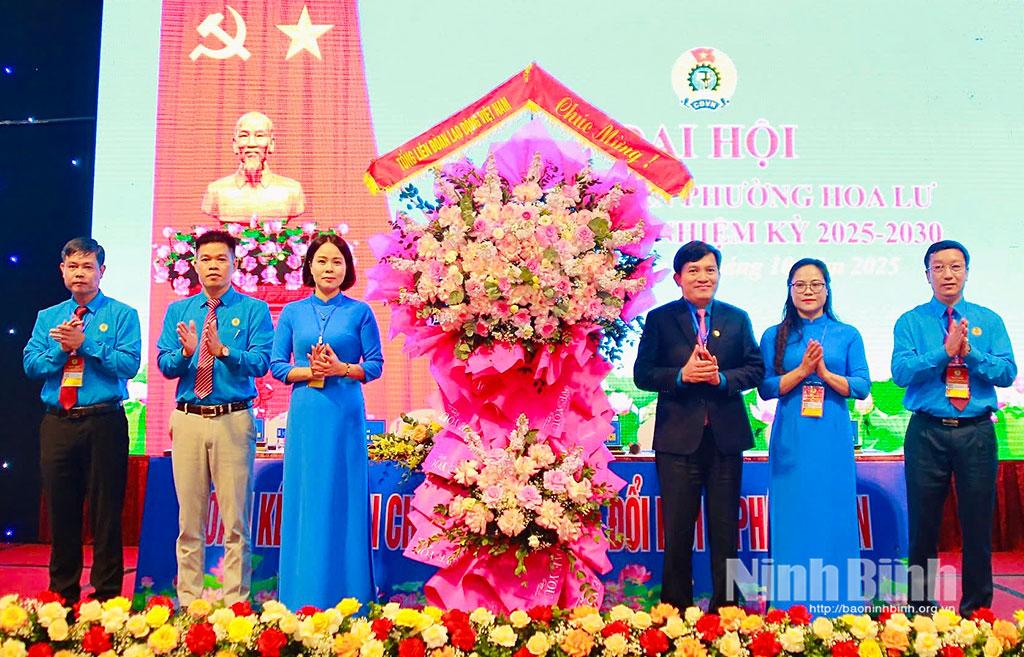 Đồng chí Nguyễn Xuân Hùng, Phó Chủ tịch Tổng Liên đoàn Lao động Việt Nam tặng hoa chúc mừng Đại hội Công đoàn phường Hoa Lư. Ảnh: Đức Lam