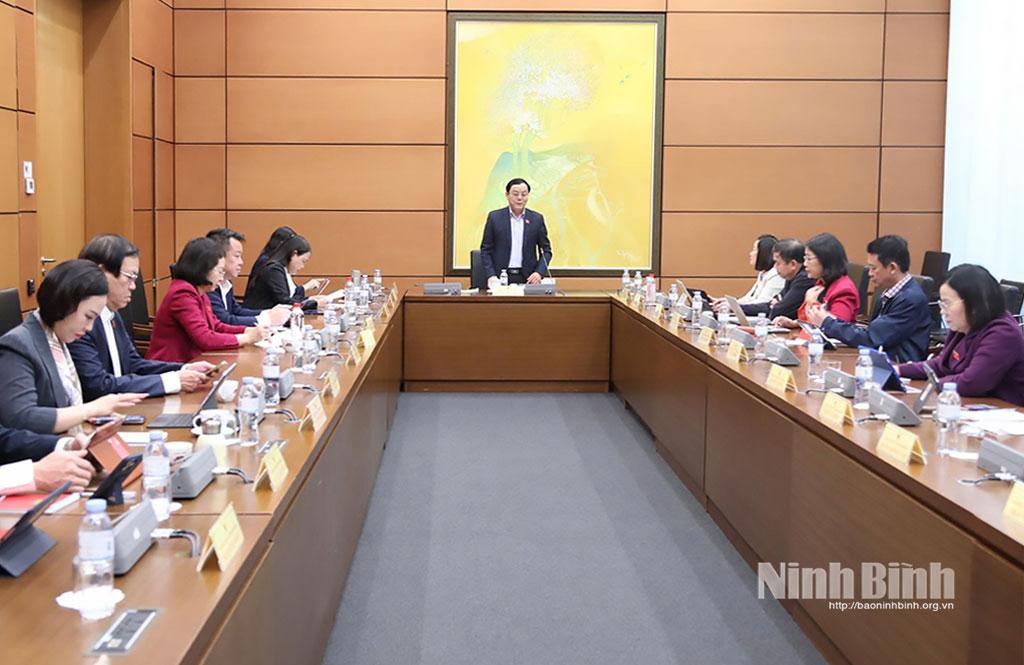 Đoàn ĐBQH tỉnh Ninh Bình tham gia thảo luận tại Tổ số 10 cùng với Đoàn ĐBQH tỉnh Quảng Trị.