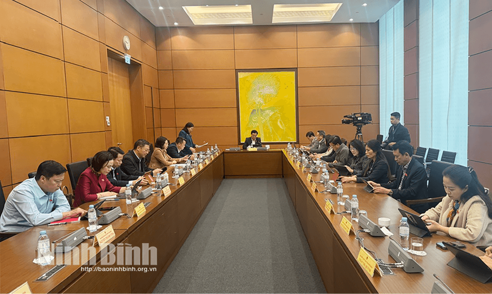 Đoàn ĐBQH tỉnh Ninh Bình tham gia thảo luận tại Tổ số 10 cùng với Đoàn ĐBQH tỉnh Quảng Trị.