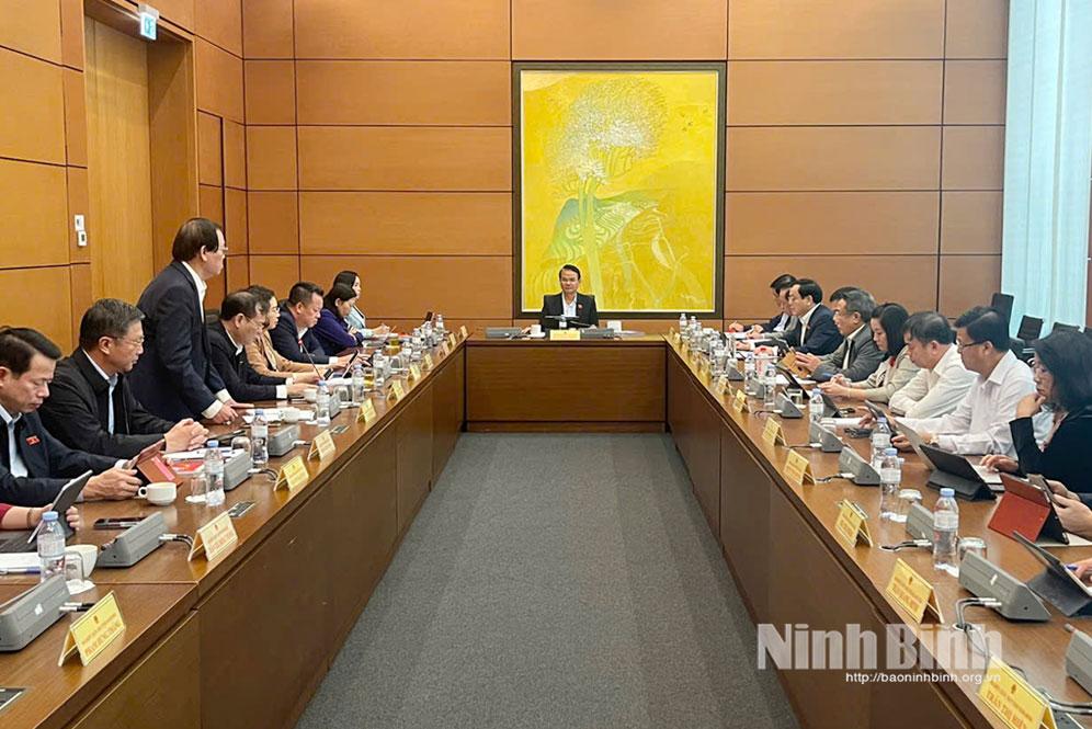 Đồng chí Đặng Xuân Phong, Ủy viên Trung ương Đảng, Bí thư Tỉnh ủy, Trưởng Đoàn ĐBQH tỉnh Ninh Bình chủ trì thảo luận Tổ số 10.