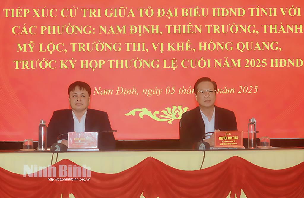 Các đồng chí: Nguyễn Anh Tuấn, Ủy viên Ban Thường vụ Tỉnh ủy, Chủ nhiệm Ủy ban Kiểm tra Tỉnh ủy; Trần Minh Thắng, Ủy viên Ban Thường vụ Tỉnh ủy, Bí thư Đảng ủy, Chủ tịch HĐND phường Nam Định dự buổi tiếp xúc cử tri. Ảnh: Việt Thắng