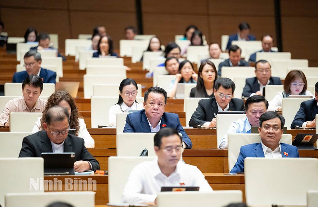 Đại biểu Quốc hội tỉnh Ninh Bình tham dự phiên thảo luận tại Hội trường.
