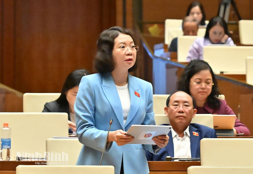 Đại biểu Mai Thị Phương Hoa, Phó Chủ nhiệm Ủy ban Pháp luật và Tư pháp của Quốc hội (Đoàn ĐBQH tỉnh Ninh Bình) tham gia thảo luận tại hội trường về Dự án Luật Thi hành án dân sự (sửa đổi).