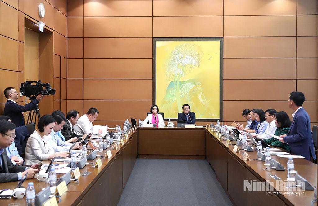 Đoàn ĐBQH tỉnh Ninh Bình tham gia thảo luận tại Tổ số 10 cùng với Đoàn ĐBQH tỉnh Quảng Trị.