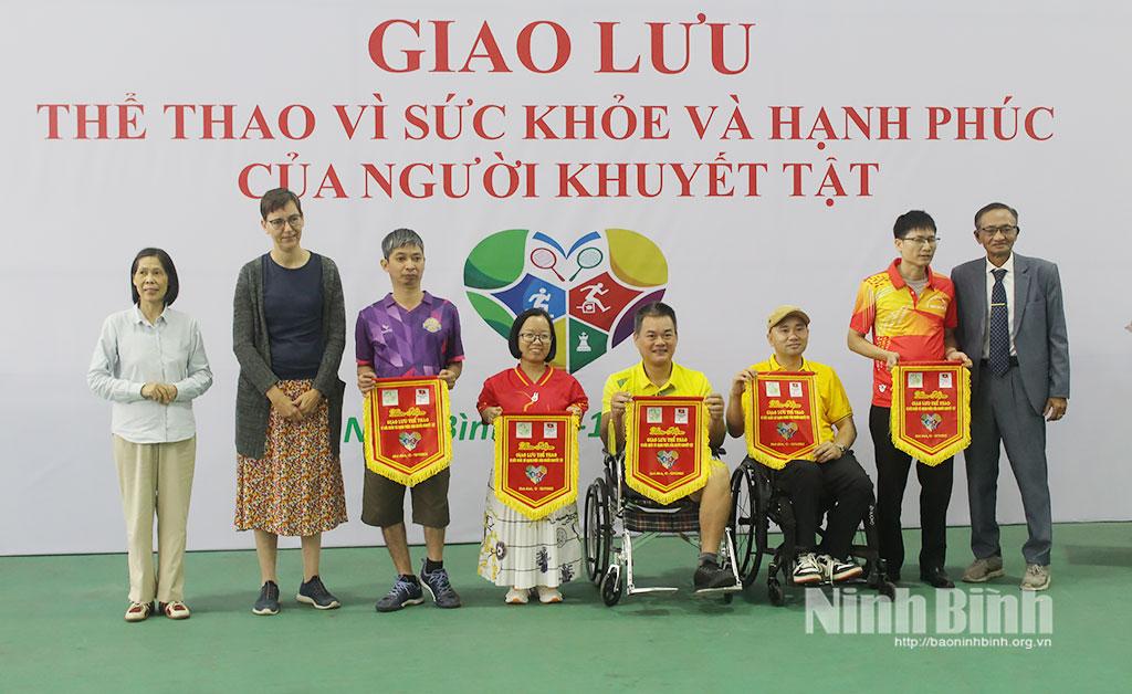 Các đơn vị nhận Cờ lưu niệm của Ban Tổ chức.