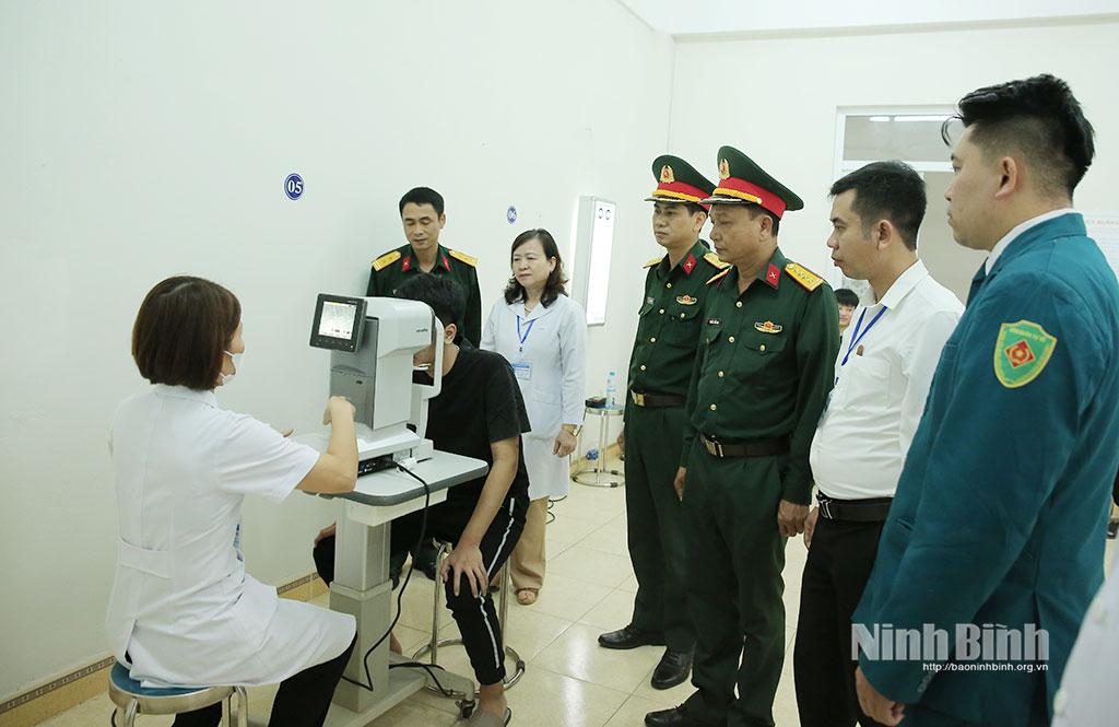 Lãnh đạo Ban Chỉ huy Phòng thủ Khu vực 3 - Đông A kiểm tra công tác sơ tuyển sức khoẻ nghĩa vụ quân sự tại phường Thiên Trường.