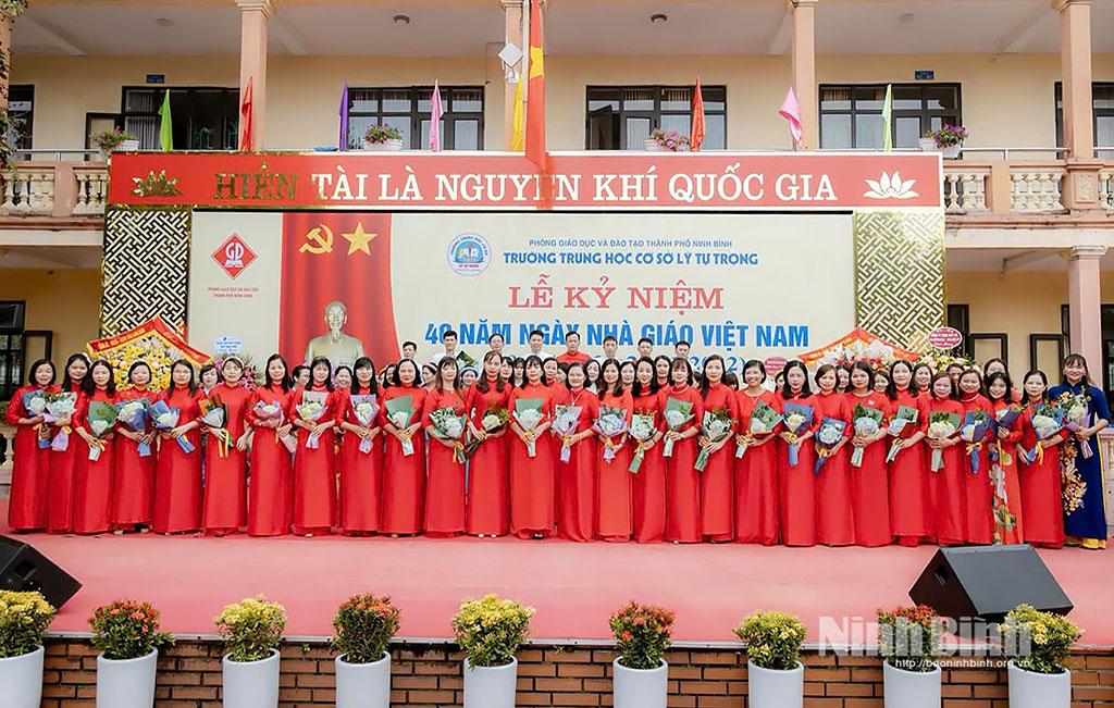 Tập thể cán bộ, giáo viên nhà trường chụp ảnh kỷ niệm nhân Ngày Nhà giáo Việt Nam.